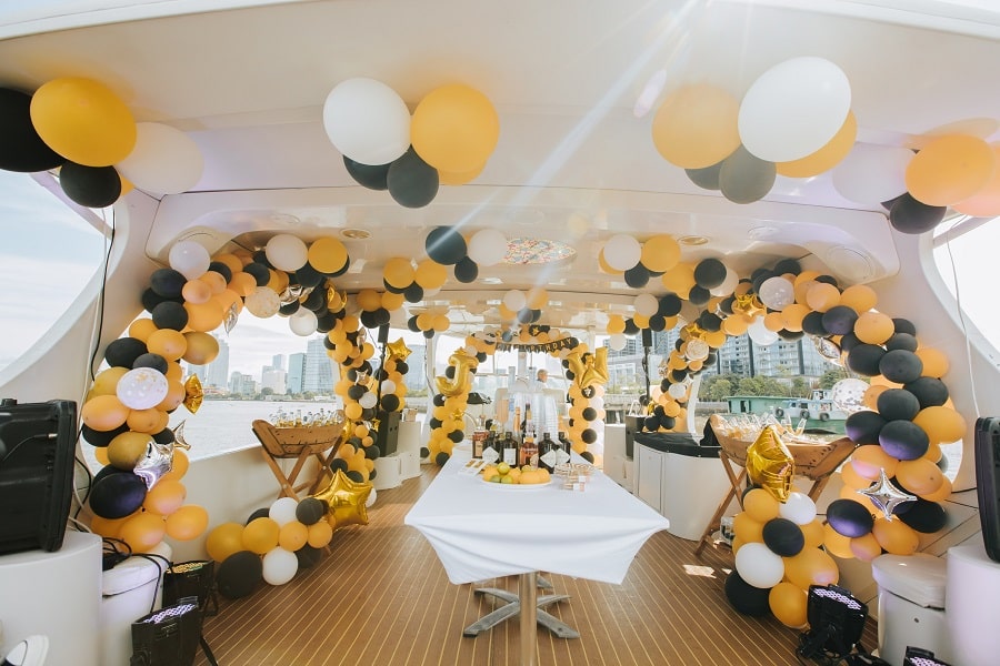 Hiện nay, mùa cưới đã trở lại và thay vì sử dụng các hình thức tổ chức tiệc cưới cũ thì các bạn có thể tìm hiểu về hình thức tổ chức tiệc cưới trên du thuyền của chúng tôi